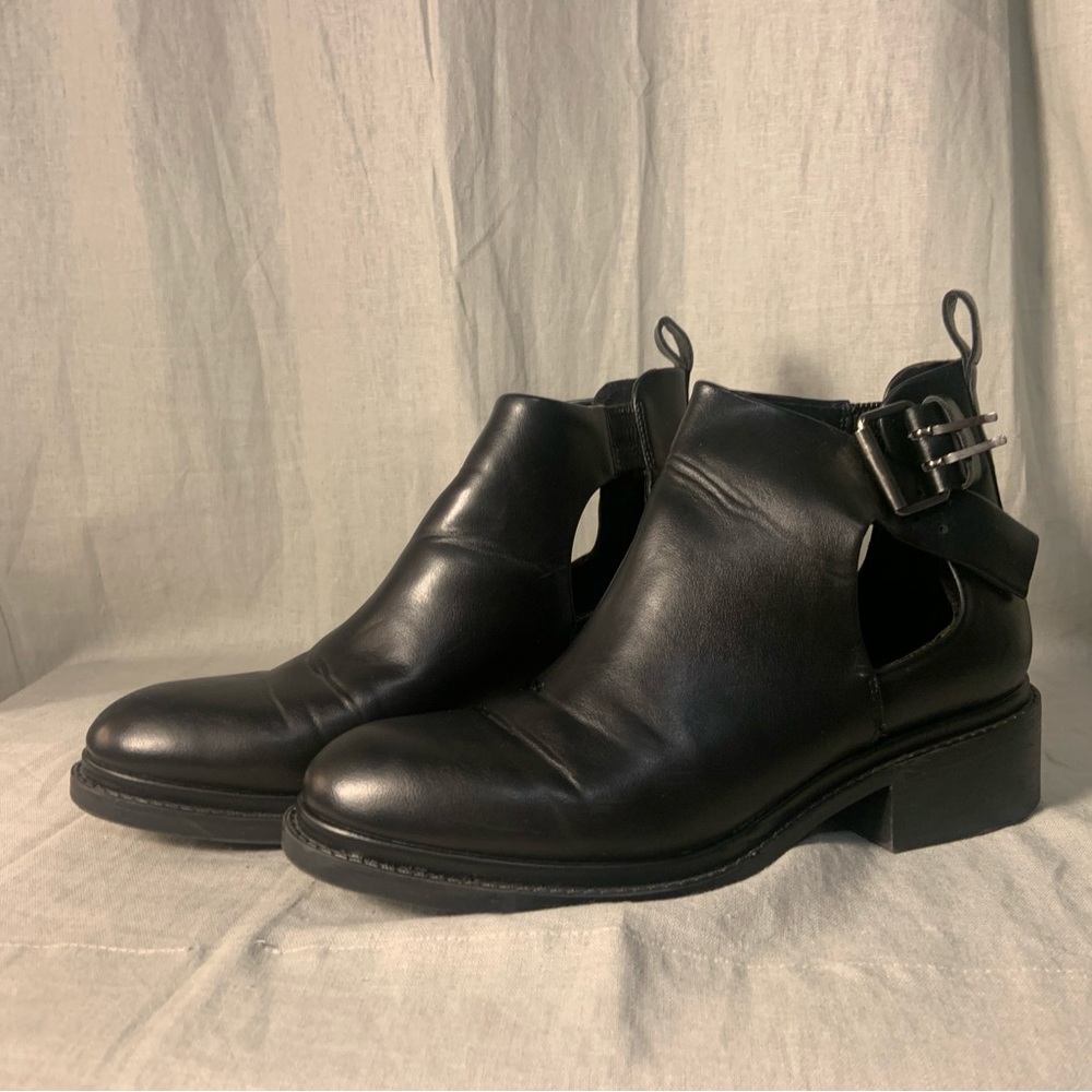 ZARA Black Faux Leather Ankle Boots w/ Buckle & Elastic Band w/ 1.5 in Heel 🖤🍂